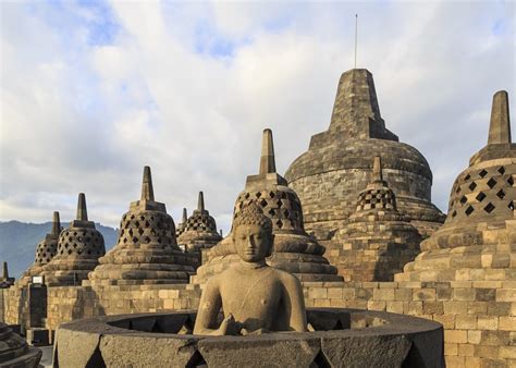 Borobudur Tapınağı'nın İnşası: 8. Yüzyıl Hindistan Mimarisinin Endonezya Üzerindeki Etkisi ve Budist Düşüncenin Yayılması