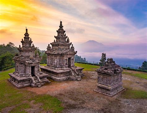  Gedong Songo Tapınağı'nın İnşası: Canlı Bir Volkan Üzerinde Bir Budizm Mirası ve 14. Yüzyıl Cava Toplumuna Etkileri